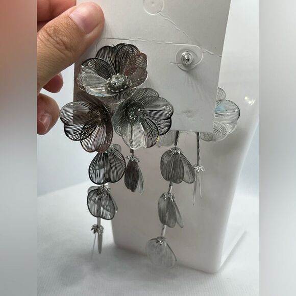 Zara Famous Kate Middleton Floral Statement Earrings - Picture 10 of 17